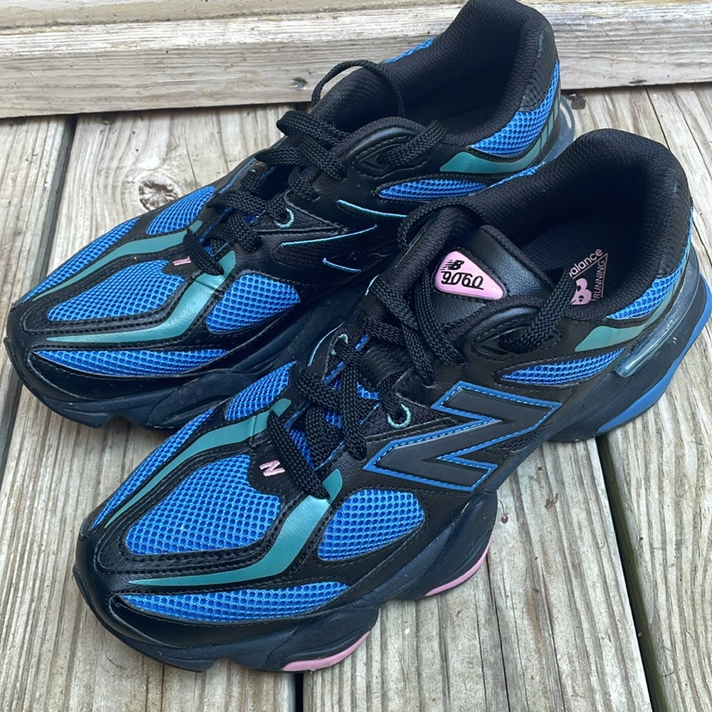 LIKE NEW- New Balance 9060- Black/Blue Sneakers M 10.5/ W 12 - Picture 7 of 13